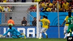 Colombia's Juan Quintero (20) scores his side's second goal during the group C World Cup soccer match between Colombia and Ivory Coast at the Estadio Nacional in Brasilia, June 19, 2014.