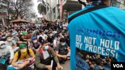 Ratusan pengungsi Afghanistan berdemonstrasi di depan kantor UNHCR Jakarta menuntut pemukiman kembali, Selasa (24/8). (VOA/Indra Yoga)