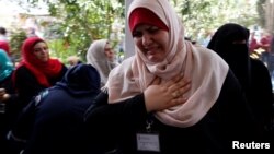 Beberapa perempuan Palestina di Gaza City memrotes badan bantuan PBB untuk Pengungsi Palestina (UNRWA) yang melakukan PHK terhadap para karyawan. UNRWA mengalami kekurangan dana karena pemerintah AS memotong dana bantuan bagi Palestina (foto: ilustrasi). 