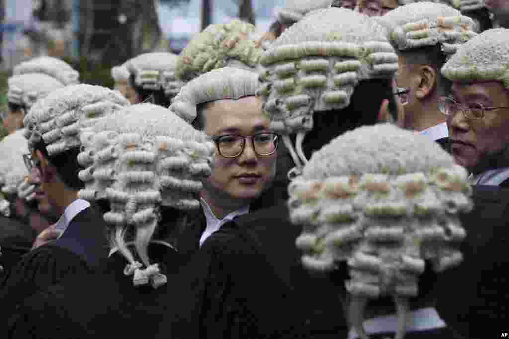 دادیاران و وکلای جوان در هنگ کنگ پس از شرکت در مراسم انتصاب اعضای یک شورای ارشد، عکس یادگاری می&zwnj;گیرند.&nbsp;