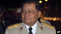 ນາຍພົນ Than Shwe ນາຍທະຫານອາວຸໂສ ຂອງລັດຖະບານທະຫານມຽນມາ ໄປຮ່ວມງານລ້ຽງ ອາຄານຄໍ່າໃນວັນຂີດໝາຍຄົບຮອບ 63 ປີ ແຫ່ງວັນເອກະລາດຂອງມຽນມາ ໃນວັນທີ 04 ມັງກອນ 2011