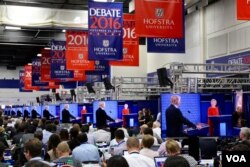 Journalists watch the presidential debate from the media filing center at Hofstra University in Hempstead, NY, Sept. 26, 2016. (Brian Allen/VOA)