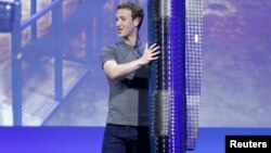 Facebook CEO Mark Zuckerberg holds a propeller pod of the solar-powered Aquila drone on stage during a keynote at the Facebook F8 conference in San Francisco, California, April 12, 2016.