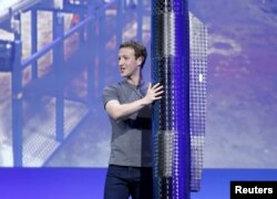 Facebook CEO Mark Zuckerberg holds a propeller pod of the solar-powered Aquila drone on stage during a keynote at the Facebook F8 conference in San Francisco, California, April 12, 2016.