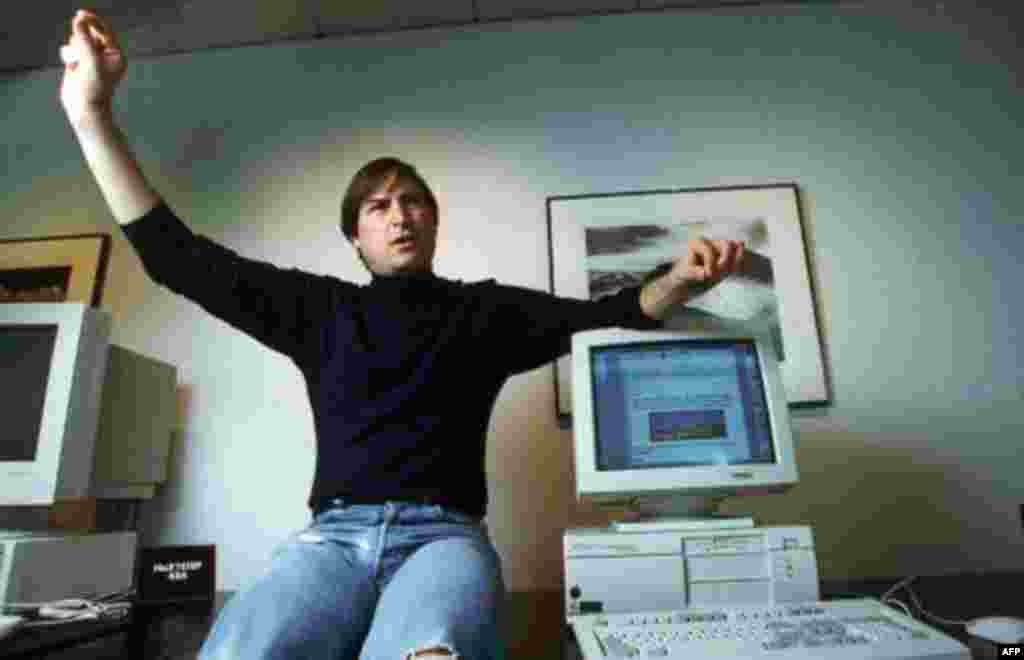 Steve Jobs, pionier i kompjuterave personalë në një foto të vitit 1993. (AP Photo/Kristy Macdonald)
