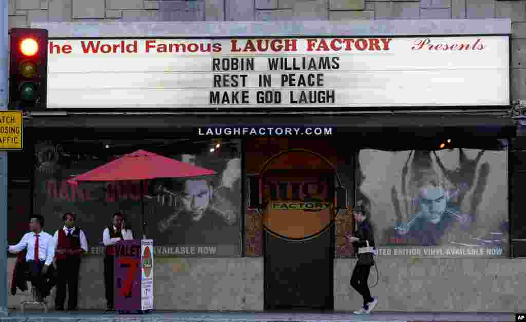 Seseorang berjalan melewati gedung Laugh Factory di Los Angeles (11/8). Di papannya tertulis pesan mengenang komedian Robin Williams.