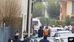 Sĩ quan cảnh sát và lính cứu hỏa Pháp đứng bên ngoài một tòa nhà ở Toulouse, Pháp, nơi nghi can vụ nổ súng tại trường học Do Thái Ozar Hatorah được phát hiện, ngày 21/3/2012