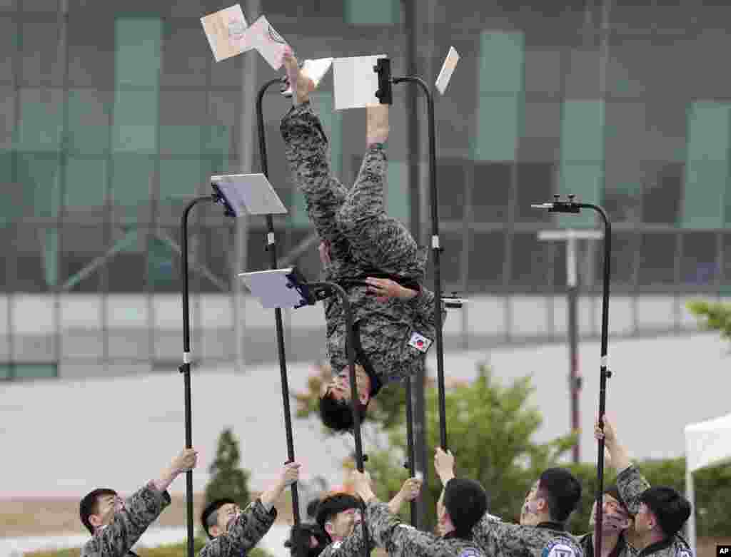 سرباز ارتش کره جنوبی، مهارت خود را در تکواندو در مانوری در شهر&nbsp;گویانگ نشان می دهد.&nbsp;