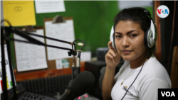 Kalua Salazar, jefa de prensa de La Costeñísima, en plena faena informativa. Foto de Houston Castillo, VOA.