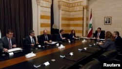 PM Lebanon Hassan Diab bertemu delegasi IMF untuk membahas dana pinjaman di Beirut (foto: dok). 