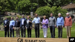 Para pemimpin G-8 yang menghadiri KTT di Camp David, Maryland berpose bersama, Sabtu (19/5).