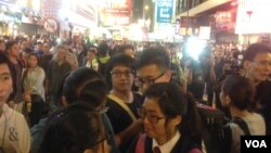 數以百計香港市民在旺角幾外路段聚集 (美國之音海彥拍攝)