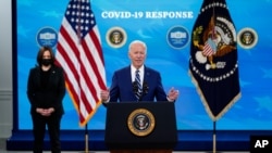 조 바이든 미국 대통령이 29일 워싱턴 백악관에서 신종 코로나바이러스 사태 대응에 관해 연설했다. 왼쪽은 카멀라 해리스 부통령.