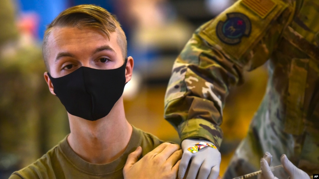 Seorang perawat dari unit medis Hickam 15th Medical Group menyuntikkan vaksin dalam vaksinasi massal COVID-19 di Pangkalan Gabungan Harbor-Hickam, 9 Februari 2021. (Foto: Departemen Pertahanan AS via AP)