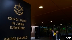Pintu masuk gedung Mahkamah Eropa (European Court of Justice/SCJ) di Luxembourg, 5 Oktober 2015. (JOHN THYS / AFP)