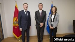 Generalni sekretar NATO-a Jens Stoltenberg sa potpredsjednikom vlade i crnogorskim ministrom inostranih poslova Igorom Lukšićem i ministarkom odbrane Milicom Pejanović - Đurišić (nato.int)