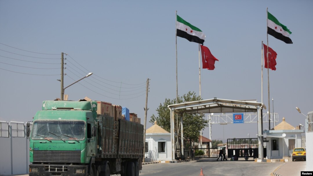 Sebuah truk asal Suriah yang membawa barang-barang dari Turki memasuki wilayah Suriah dari pos perlintasan Bab al-Salam di dekat Kota Azaz, Suriah, pada 20 Agustus 2018. (Foto: reuters/Khalil Ashawi) 