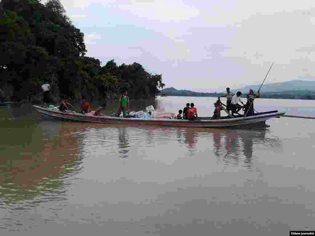 မင်းဘူး၊ စေတုတ္တရာနဲ့ ပွင့်ဖြူမြို့နယ်တဝိုက် ရေလွှမ်းမိုးခဲ့တဲ့အခြေအနေ၊ ရေပြန်ကျသွားစအခြေအနေနဲ့ ကူညီရေး ရိက္ခာပစ္စည်းတွေ လှူဒါန်းမှုမြင်ကွင်းများ။ (ဓာတ်ပုံ- ကိုသာကူ)