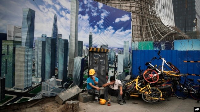 工人们在北京国贸的工地上休息