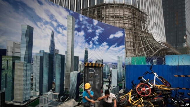 北京一个建设工地的工人(美联社2018年6月26日)