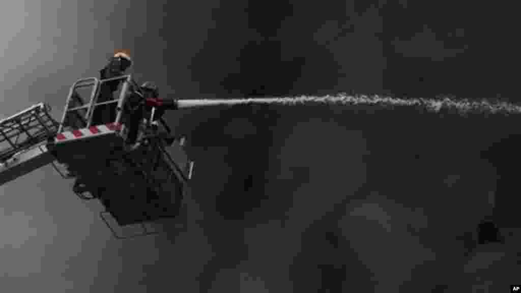 Gobara ta lashe benen Great Nigeria House mai hawa ashirin da biyar dake cibiyar kasuwanci ta Legas ranar 4 ga watana Nuwamban shekarar 2013.