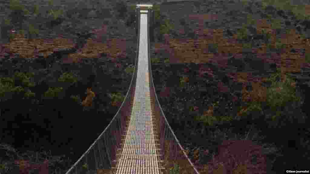 ተንጠልጣይ ድልድይ - ጢስ አባይ አከባቢ የሚገኝ 85 ሜትር ጥልቀት ያለው ቦታ ላይ ያረፈ ተንጠልጣይ ድልድይ።(ዮናስ ተድላ) 