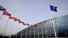 Прапори майорять біля штаб-квартири НАТО в Брюсселі, 28 лютого 2020 року. (Фото: AP Photo/Olivier Matthys, File)