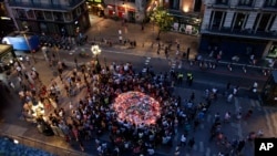 人们在巴塞罗那知名的兰布拉大街用鲜花、卡片和蜡烛向周四恐袭的至少14名遇难者表达哀悼。