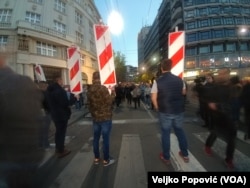 česnici protesta, predvođeni liderima SzS, postavili su ispred ulaza u skupštinu grada, odnosno zgradu Starog dvora, ograde koju su prethodno pokupili iz Kolarčeve ulice (Foto: Veljko Popović, VOA)