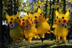 Sekelompok aktivis mengenakan kostum karakter Pikachu, memprotes pendanaan batu bara oleh Jepang, di dekat tempat Konferensi Perubahan Iklim PBB (COP26), di Glasgow, Skotlandia, Inggris, 4 November 2021.( REUTERS / Russell Cheyne)