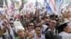 Pendukung calon presiden Prabowo Subianto meneriakkan slogan-slogan saat kampanye Partai Gerindra di Stadion Gelora Bung Karno di Jakarta. (Foto: AP)