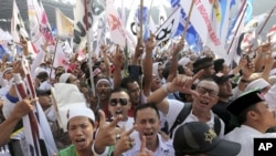 Pendukung calon presiden Prabowo Subianto meneriakkan slogan-slogan saat kampanye Partai Gerindra di Stadion Gelora Bung Karno di Jakarta. (Foto: AP)