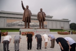 북한 정권 수립 72주년을 맞은 지난 9월 평양 주민들이 만수대언덕 김일성, 김정일 동상을 참배했다.