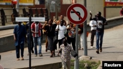 People flee the port of Abidjan after hearing gunfire, in Abidjan, Ivory Coast, Jan. 18, 2017. 