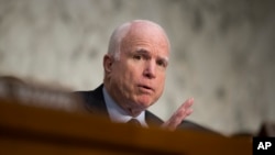 Mientras recibe deseos de pronta recuperación, el senador John McCain se mantiene al día por teléfono sobre las actividades del Congreso.