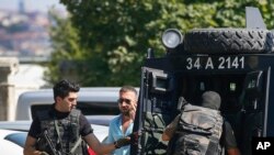 La police sécurise la route qui mène au palais Dolmabache d'Istanbul, 19 août 2015.