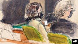 Gambar karikatur yang menunjukkan suasana persidangan Ghislaine Maxwell (kiri) yang mendenger keterangan yang diberikan dalam dugaan keterlibatannya pada kasus perdagangan seks Jeffrey Epstein di New York, pada 20 Desember 2021. (Foto: Elizabeth Williams via AP)