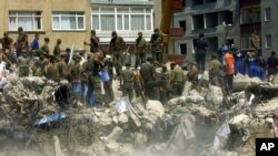 Σωστικά συνεργεία συνεχίζουν τις προσπάθειες εντοπισμού επιζώντων στην Τουρκία