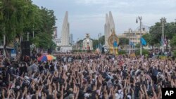 Ribuan demonstran, sebagian besar mahasiswa, hari Minggu (16/8) menyerukan perubahan radikal terhadap pemerintah Thailand. 