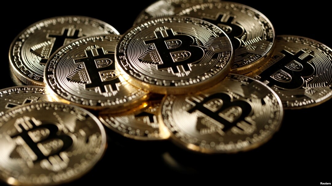 Kepingan-kepingan uang logam Bitcoin (mata uang maya) dalam foto ilustrasi 8 Desember 2017.