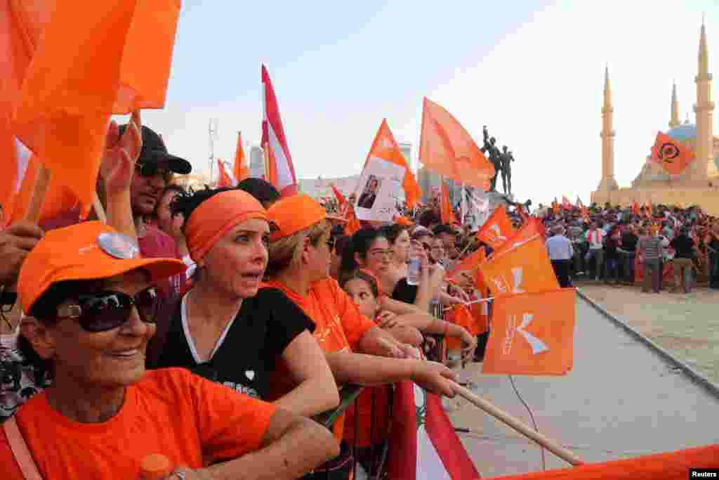 Pendukung Gerakan Patriotik Bebas (FPM) membawa bendera dalam sebuah protes di Beirut, Lebanon. Ribuan berdemo untuk mendukung tuntutan politisi Kristen terkemuka untuk pemilihan presiden, di tengah-tengah krisis politik yang melumpuhkan pemerintah dan parlemen.