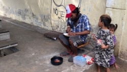 La pobreza es evidente en esta imagen de los niños Yoimary y “Scooby” junto su tío Giovanni en Maracaibo, Vanezuela. Foto Gustavo Ocando, VOA.