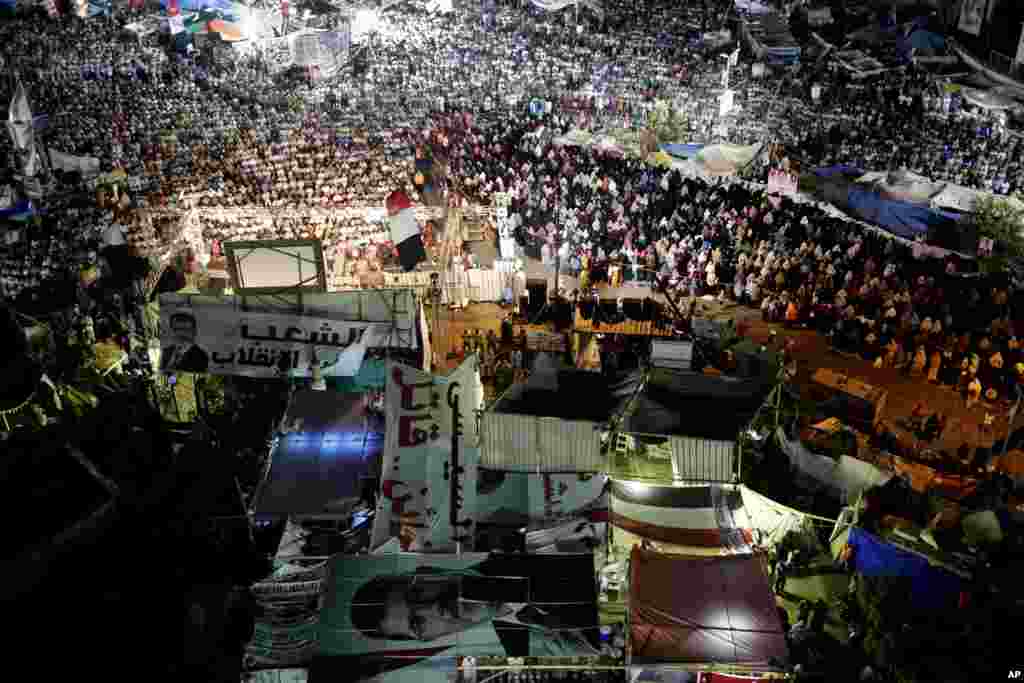 Supporters of Egypt&#39;s ousted President Mohammed Morsi gather for prayers at Nasr City, July 28, 2013.