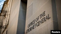 资料照片：位于首都华盛顿、标有司法部长办公室字样的美国司法部大楼。（2020年12月15日）