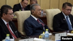 Malaysian Prime Minister Mahathir Mohamad (C) speaks to Chinese President Xi Jinping (not pictured) during their meeting at Diaoyutai State Guesthouse in Beijing, China, 20 Aug. 2018.