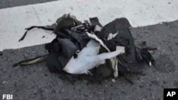 Hình do FBI công bố cho thấy một ba lô màu đen được dùng để chứa quả bom.
