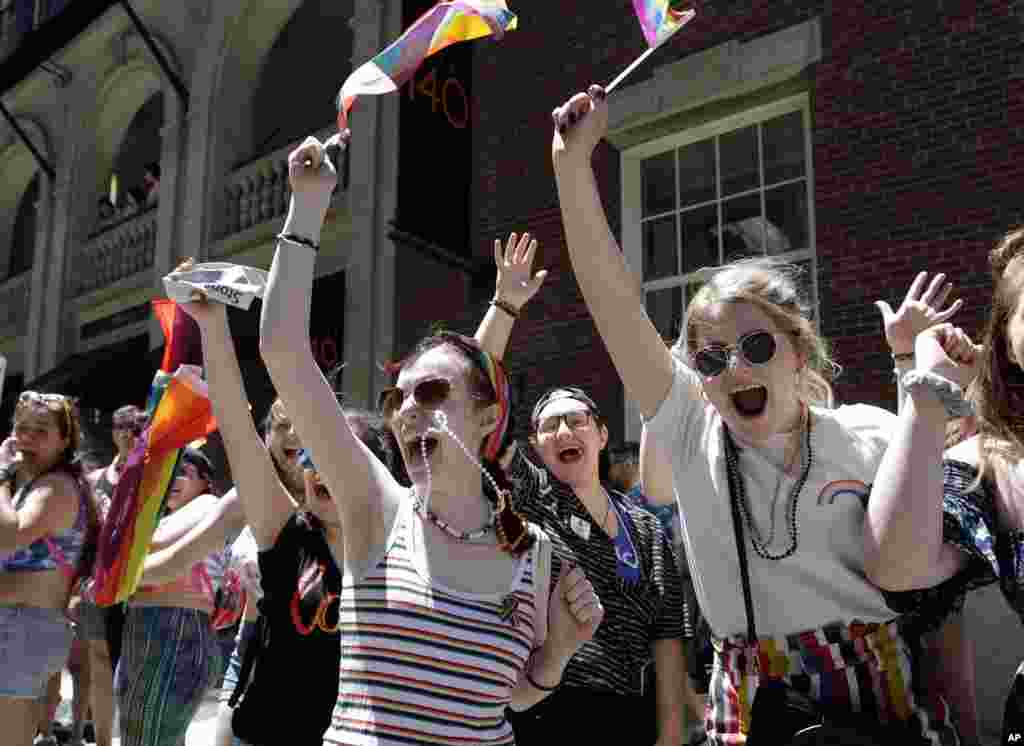 &laquo;رژه افتخار به دگرباشی جنسی&raquo; در شهر بوستون در شمال شرقی آمریکا. دگرباشان جنسی در ماه ژوئن که &laquo;ماه افتخار&raquo; نامیده می شود، با برگزاری رژه هایی در شهرهای مختلف، خواستار رفع&nbsp;تبعیض و خشونت نسبت به همجنسگرایان و دگرباشان جنسی می شوند.&nbsp;