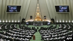 Irani miraton një ligj për reduktimin e lidhjeve me Britaninë e Madhe
