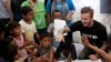 Beckham Kunjungi Korban Topan Haiyan di Filipina