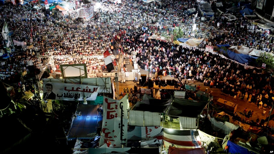Para pendukung Presiden terguling Mohammed Morsi berkumpul di Nasr City, lokasi mereka berkemah dan melancarkan protes harian di Kairo,Mesir (28/7).